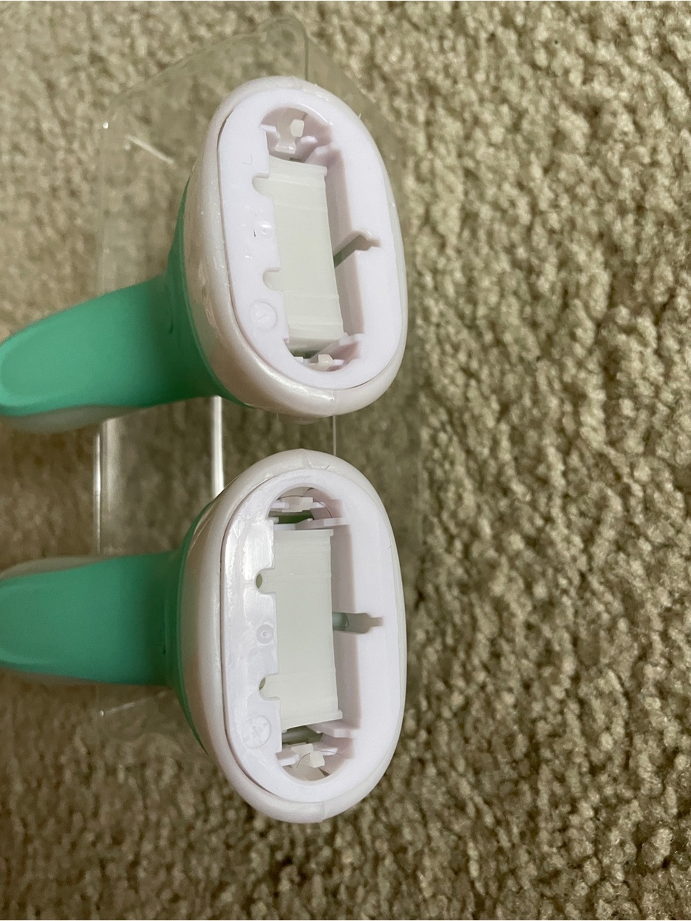 chic Intuition Razor Handle in Mint - Picture 3 of 5